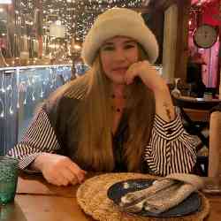 Single Arab woman in Ballouneh, Lebanon, Lebanon