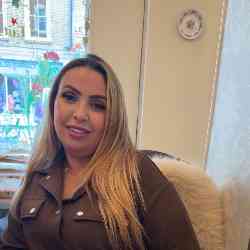 Single Arab woman in London, UK, United Kingdom