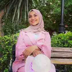 Single Arab woman in London, England, United Kingdom