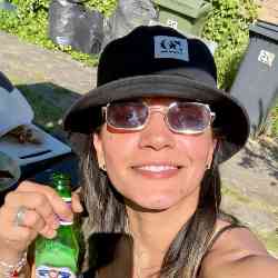 Single Arab woman in London, UK, United Kingdom