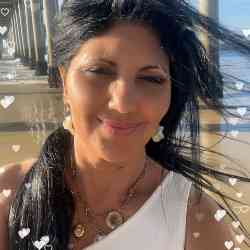 Single Arab woman in Los Angeles, CA, United States