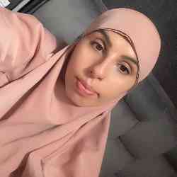 Single Arab woman in Cambridge, UK, United Kingdom
