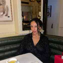 Single Arab woman in London, UK, United Kingdom