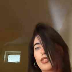 Single Arab woman in Abu Dhabi, United Arab Emirates, United Arab Emirates