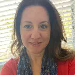 Single Arab woman in Los Angeles, California, United States