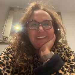 Single Arab woman in London, England, United Kingdom