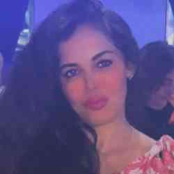 Single Arab woman in Chicago, Illinois, United States