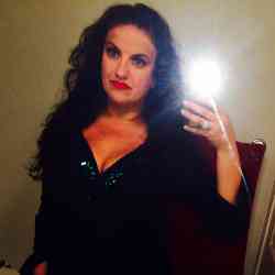 Single Arab woman in Los Angeles, California, United States