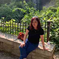 Single Arab woman in Paris, Île-de-France, France