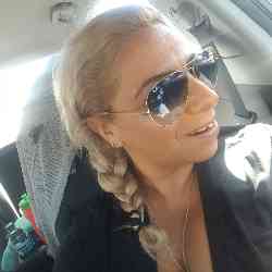 Single Arab woman in Los Angeles, California, United States