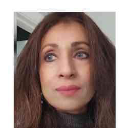 Single Arab woman in London, England, United Kingdom