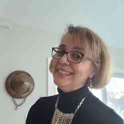 Single Arab woman in Bowie, Maryland, United States