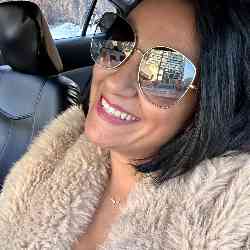 Single Arab woman in Toronto, Ontario, Canada