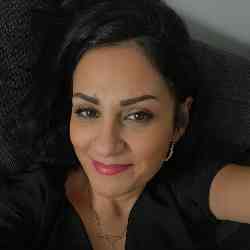 Single Arab woman in Toronto, Ontario, Canada