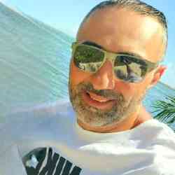 Single Arab man in Chicago, Illinois, United States