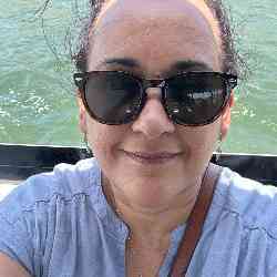 Single Arab woman in Dearborn, Michigan, United States