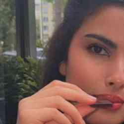 Single Arab woman in Paris, France