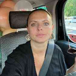 Single Albanian woman in New York, New York, United States