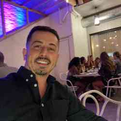 Single Albanian man in Chicago, Illinois, United States