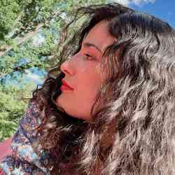 Single Albanian woman in New York, New York, United States