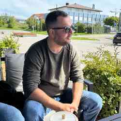 Single Albanian man in New York City, NY, United States