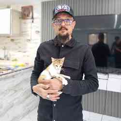 Single Albanian man in مصراتة‎, شعبية مصراتة, Libya