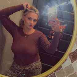 Single Albanian woman in New York, New York, United States