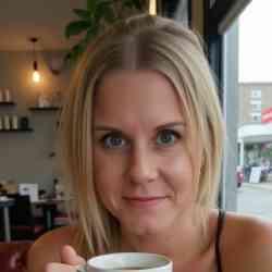 Single Albanian woman in Minneapolis, MN, United States