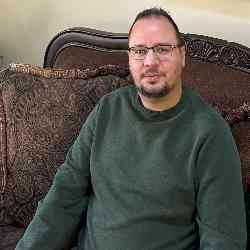 Single Albanian man in Hanover Park, IL, United States