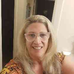 Single Albanian woman in Chicago, IL, United States