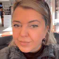 Single Albanian woman in New York, New York, United States