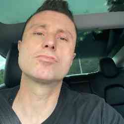 Single Albanian man in Chicago, Illinois, United States