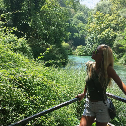 Single Albanian woman in Chicago, Illinois, United States