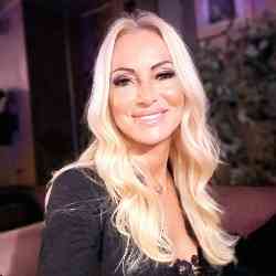 Single Muslim woman in Muharraq, Muḥāfaẓat al-Muḥarraq, Bahrain