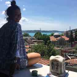 Single Turkish woman in Los Angeles, California, United States