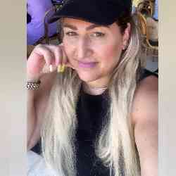 Single Turkish woman in Los Angeles, California, United States