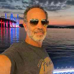 Single Turkish man in New York, New York, United States