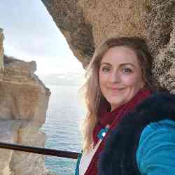 Single Turkish woman in Paris, France, France