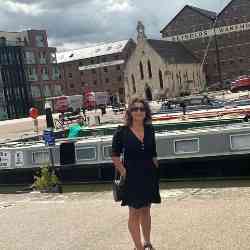 Single Turkish woman in London, UK, United Kingdom