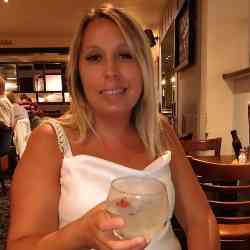 Single Turkish woman in London, UK, United Kingdom