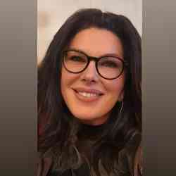 Single Turkish woman in London, UK, United Kingdom