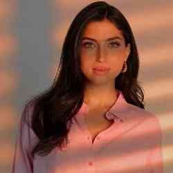 Single Turkish woman in London, England, United Kingdom