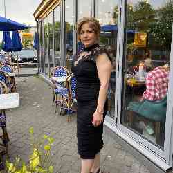 Single Turkish woman in London, England, United Kingdom