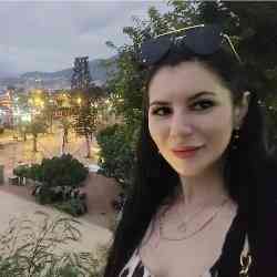 Single Turkish woman in New York, New York, United States