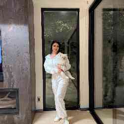 Single Armenian woman in Los Angeles, California, United States