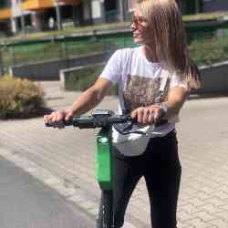 Single Armenian woman in Los Angeles, California, United States