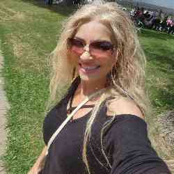 Single Armenian woman in Los Angeles, California, United States