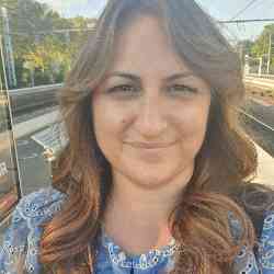 Single Armenian woman in Paris, France, France