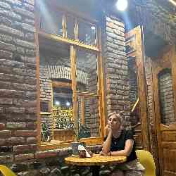 Single Armenian woman in Ereván, Армения, Armenia