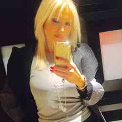 Single Armenian woman in Paris, Франция, France